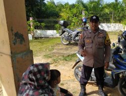 DENGAN CARA DOOR TO DOOR BHABINKAMTIBMAS POLSEK SAMPOINIET – SAMPAIKAN PESAN KAMTIBMAS