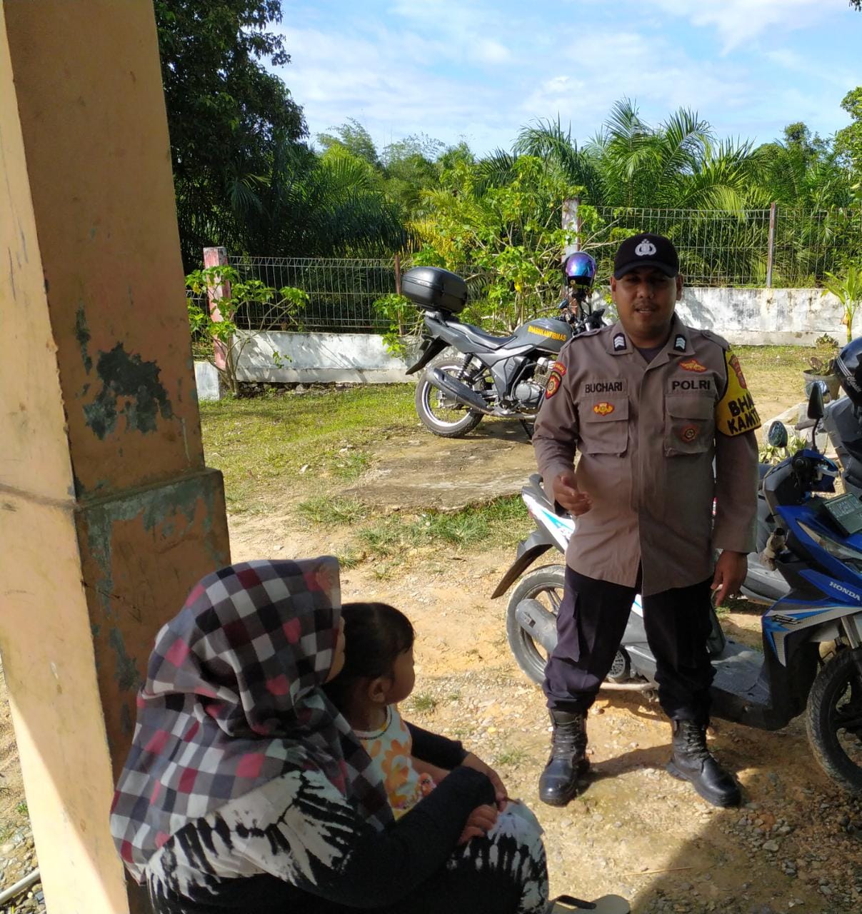 DENGAN CARA DOOR TO DOOR BHABINKAMTIBMAS POLSEK SAMPOINIET – SAMPAIKAN PESAN KAMTIBMAS