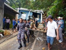 TNI AL Lanal Sibolga Ikut Serta Dalam Penanggulangan Bencana Tanah Longsor