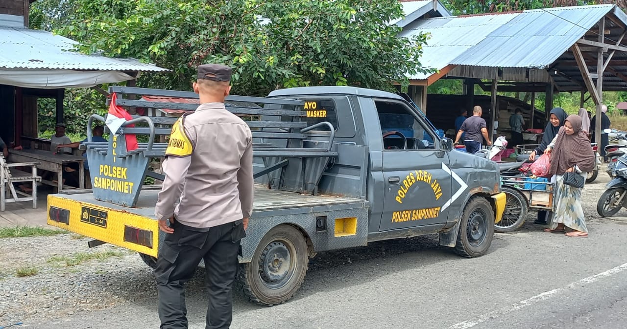 GUNAKAN MOBIL DINAS –  PERSONEL POLSEK SAMPOINIET POLRES ACEH JAYA LAKSANAKAN PATROLI SAPA WARGA