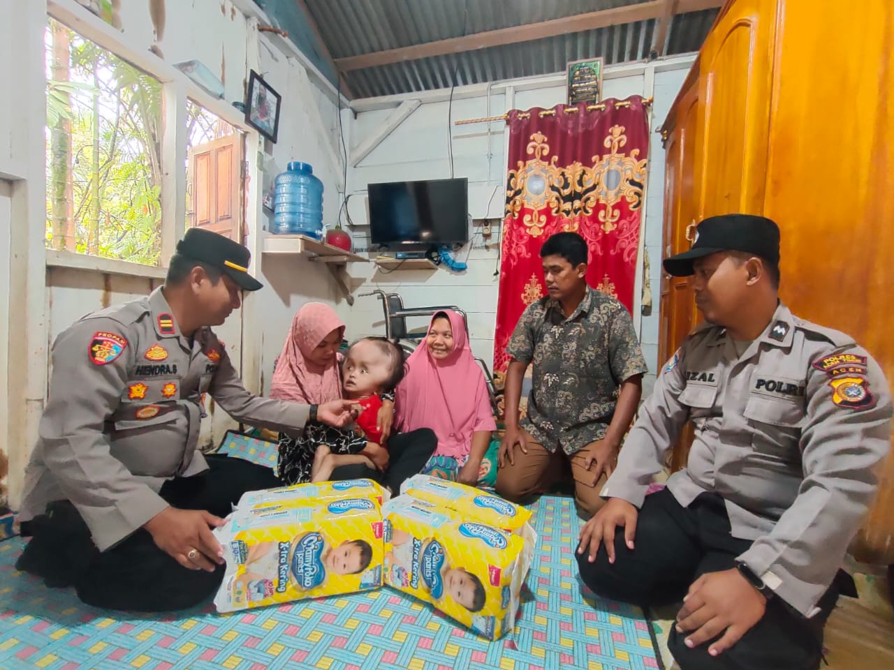 JALINAN KASIH MUTIARA HATI –  KAPOLSEK SERBAJADI POLRES ACEH TIMUR KEPADA BOCAH PENDERITA HIDROSEFALUS