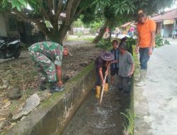 BABINSA DAN WARGA SEUNEULHOP –  GOTONG ROYONG BERSIHKAN DRAINASE DESA