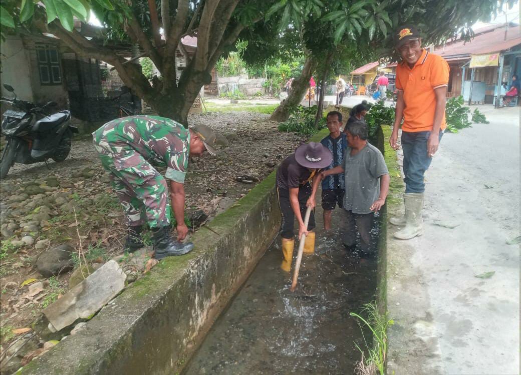 BABINSA DAN WARGA SEUNEULHOP –  GOTONG ROYONG BERSIHKAN DRAINASE DESA