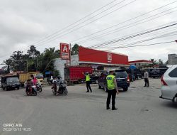 TERCIDUK KAMERA WARTAWAN –  KOMPOL ERWIN WAKA POLRES DAN KASAT LANTAS MENGATUR LALU LINTAS DIDEPAN SPBU