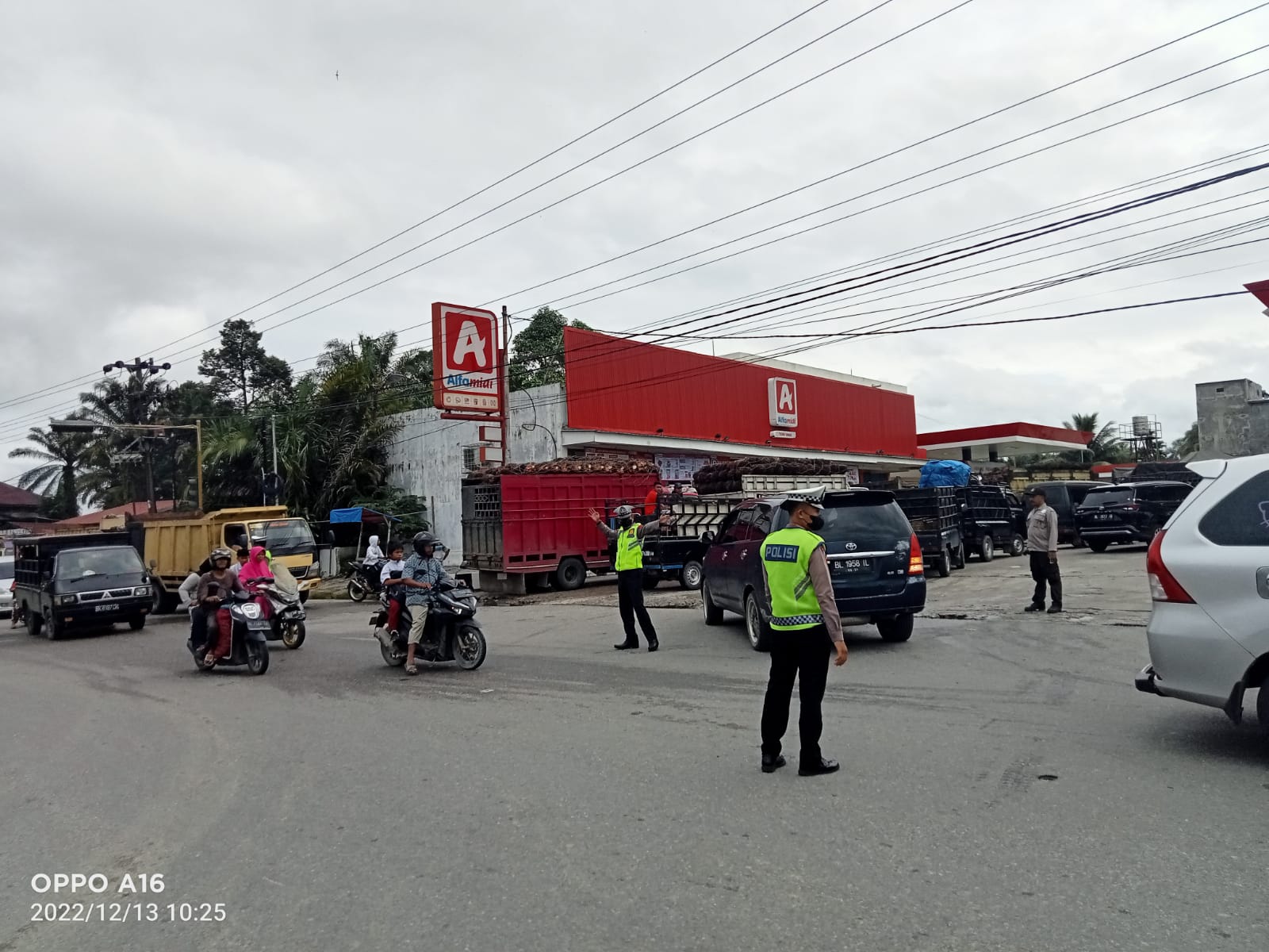 TERCIDUK KAMERA WARTAWAN –  KOMPOL ERWIN WAKA POLRES DAN KASAT LANTAS MENGATUR LALU LINTAS DIDEPAN SPBU