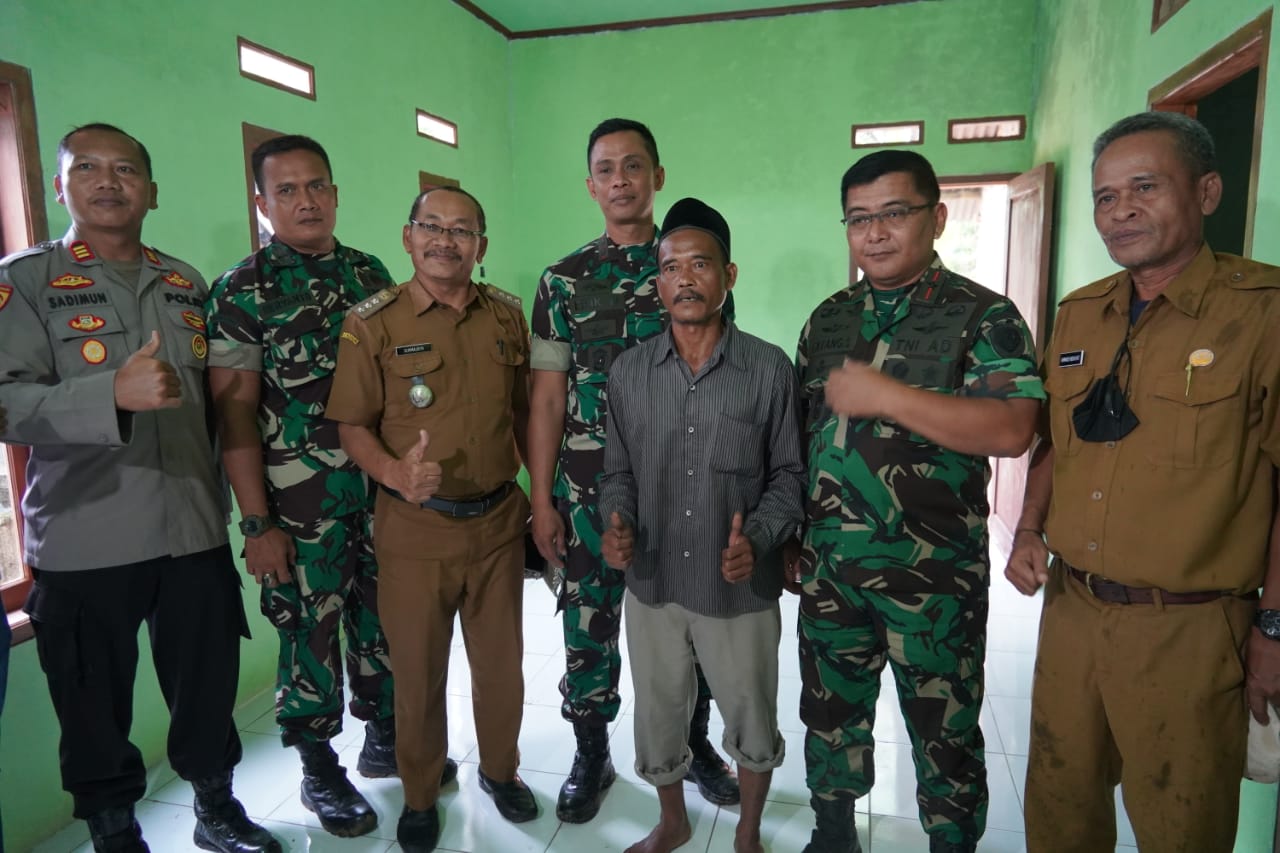 Bedah Rumah Bantuan Kasad Selesai, Danrem 064/MY Serahkan Secara Simbolis Kunci RTLH  di Lebak