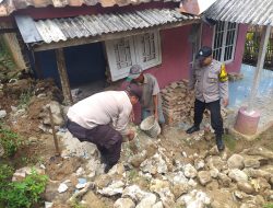 Personel Polsek Muncang Polres Lebak Bantu Warga Bersihkan Material Longsor