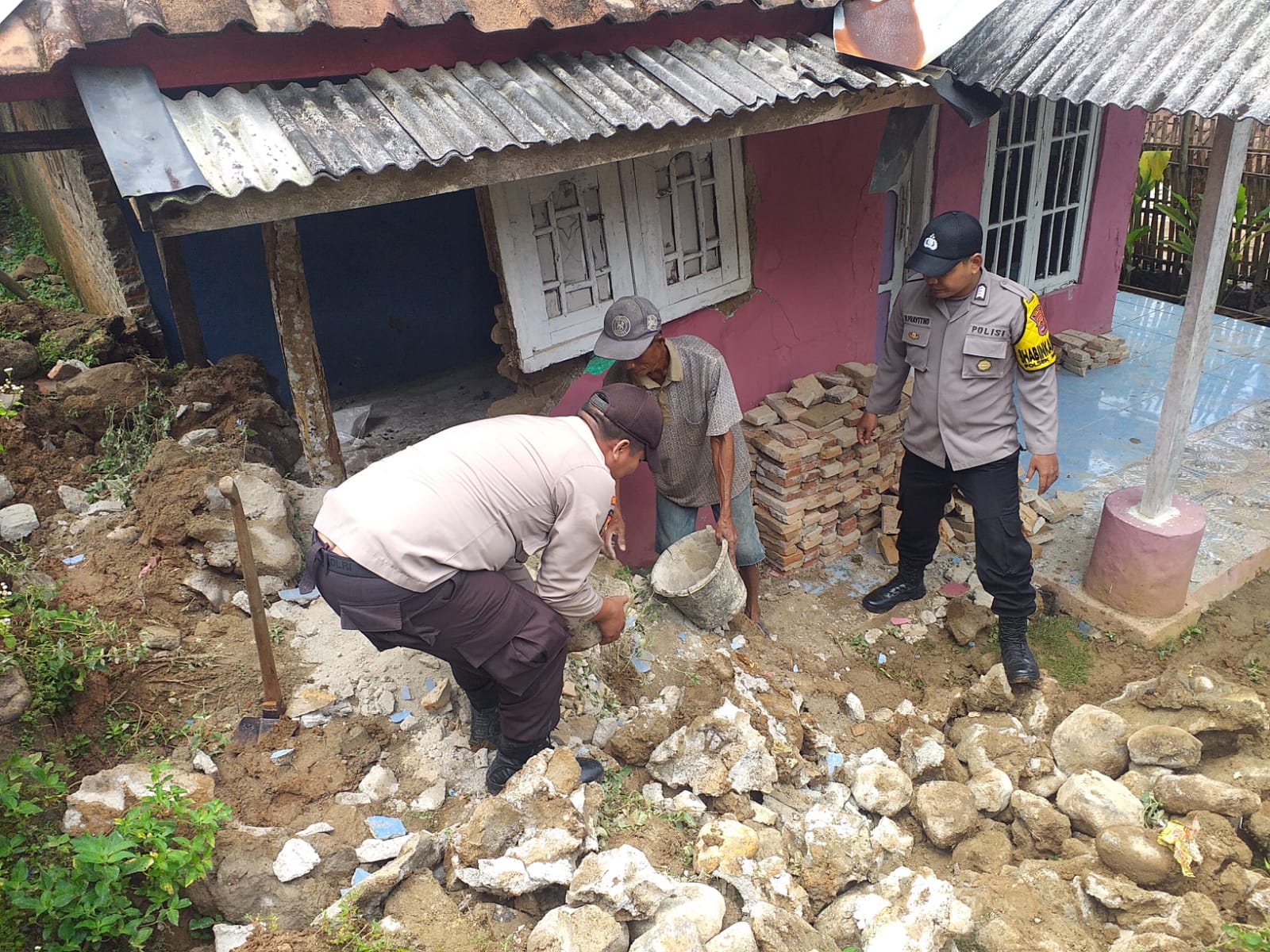 Personel Polsek Muncang Polres Lebak Bantu Warga Bersihkan Material Longsor