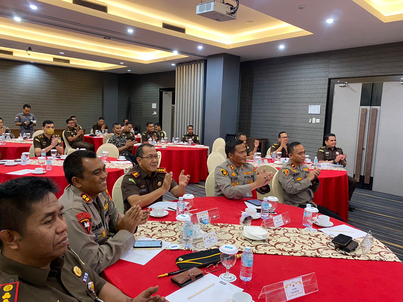 KAPOLRES ACEH JAYA HADIRI –  RAPAT DENGAR PENDAPAT PROGRAM PEMBERANTASAN KORUPSI TERINTEGRASI