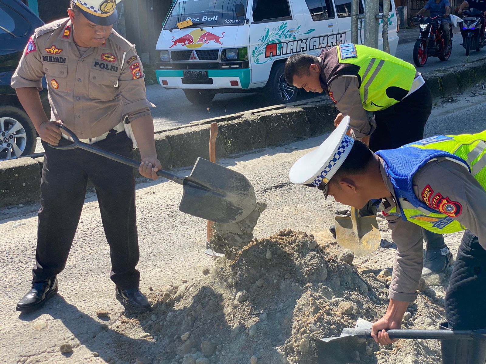 JUM’AT BERSIH :  SATLANTAS POLRES ACEH SINGKIL TAMBAL JALAN BERLUBANG