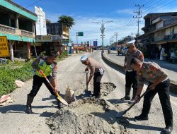 JUM’AT BERSIH –  SATLANTAS POLRES ACEH SINGKIL TAMBAL JALAN BERLUBANG