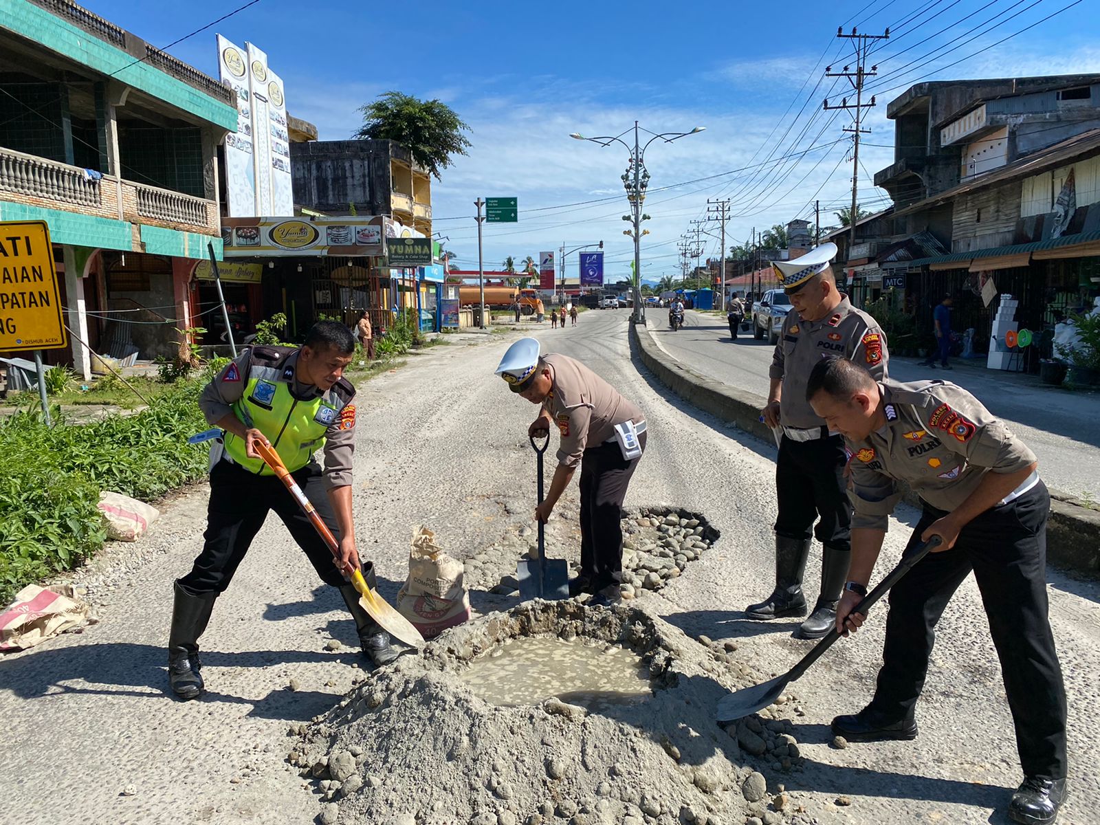 JUM’AT BERSIH –  SATLANTAS POLRES ACEH SINGKIL TAMBAL JALAN BERLUBANG