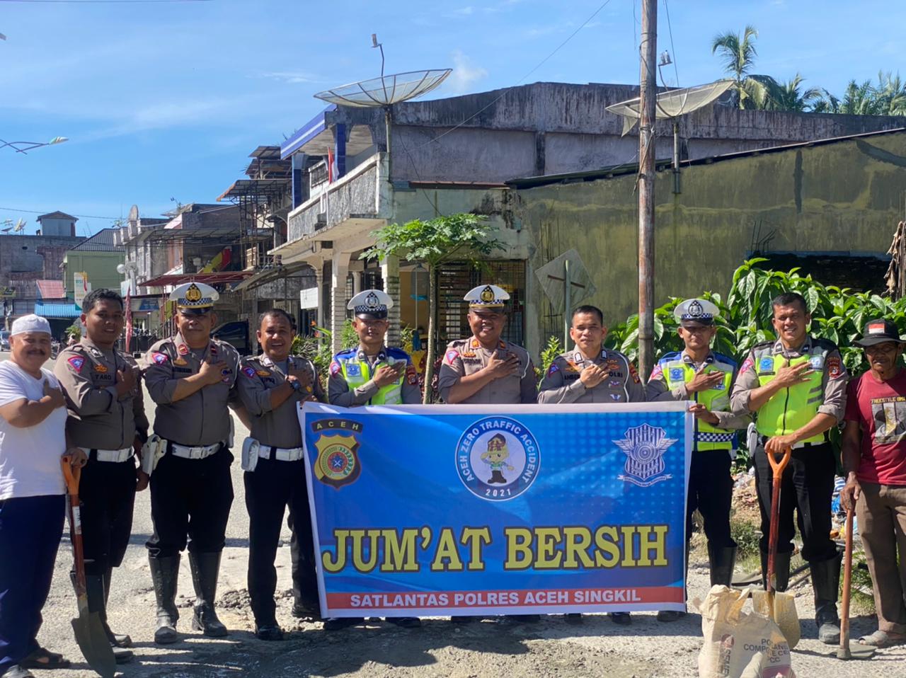 JUM’AT BERSIH – SATLANTAS POLRES ACEH SINGKIL TAMBAL JALAN BERLUBANG