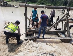 Kapolsek Tengah Ilir Akp Jhon Riahman Sinaga SE  Beserta Personil Polsek Tengah Ilir Melaksanakan Penertiban Aktivitas  PETI di Desa Penapalan