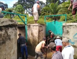 BABINSA DAN WARGA KUALA BATEE :  GOTONG ROYONG BERSIHKAN SALURAN IRIGASI