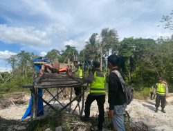 Kapolsek Tebo Ulu Iptu Jecky Arman Putra SH Berserta Personil  Polsek tebo Ulu Melakukan Penertiban Aktivitas Peti Darat Di Dusun Pandan Jaya Desa Teluk Kuali Kec.Tebo Ulu Kab. tebo