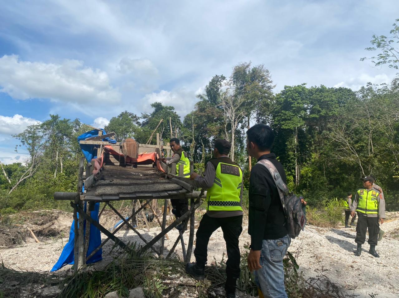 Kapolsek Tebo Ulu Iptu Jecky Arman Putra SH Berserta Personil  Polsek tebo Ulu Melakukan Penertiban Aktivitas Peti Darat Di Dusun Pandan Jaya Desa Teluk Kuali Kec.Tebo Ulu Kab. tebo