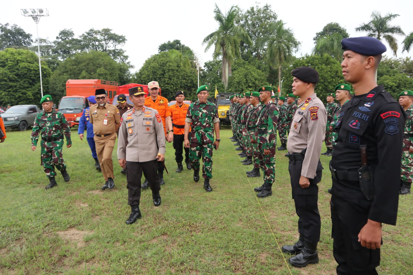 Kapolda Jambi Irjen Pol Rusdi Hartono Memimpin Apel  Keiapsiagaan Menghadapi Bencana Hidrometeorologi Provinsi Jambi Di Lapangan Kantor Gubernur Jambi