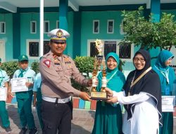 SATLANTAS POLRES SAMPANG: MENYERAHKAN PIALA DAN PIAGAM JUARA 3 KEPADA SEKOLAH SDI SABILILLAH