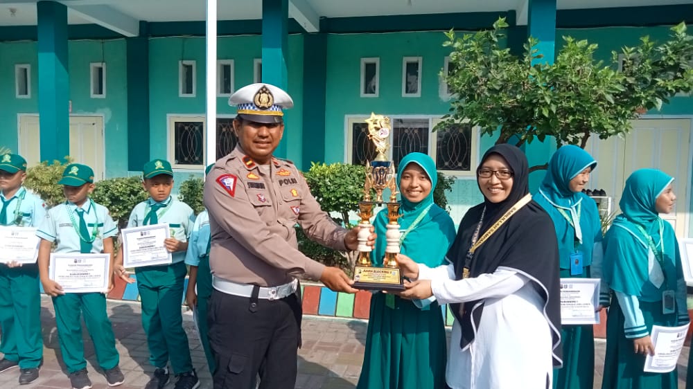 SATLANTAS POLRES SAMPANG: MENYERAHKAN PIALA DAN PIAGAM JUARA 3 KEPADA SEKOLAH SDI SABILILLAH