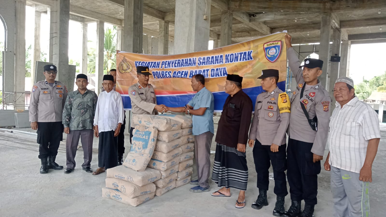 SAT BINMAS POLRES ABDYA :  SERAHKAN PULUHAN SAK SEMEN UNTUK PEMBANGUNAN MASJID AL MUKLISIN DESA KRUENG BATEE