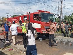 KEPALA BPBD KOTA SUBULUSSALAM RESPON CEPAT :  BANTU PADAMKAN KEBAKARAN RUMAH WARGA