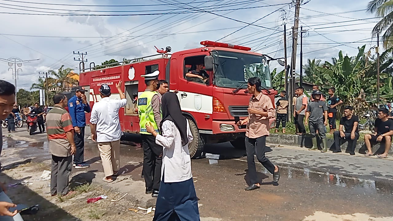 KEPALA BPBD KOTA SUBULUSSALAM RESPON CEPAT :  BANTU PADAMKAN KEBAKARAN RUMAH WARGA