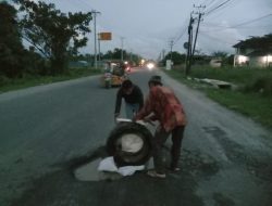 Sering Makan Korban Jiwa :  Wartawan Ini Pasang Rambu² Darurat Pada Kondisi Jalan Nasional Peureulak Barat Yang Masih Rusak Parah