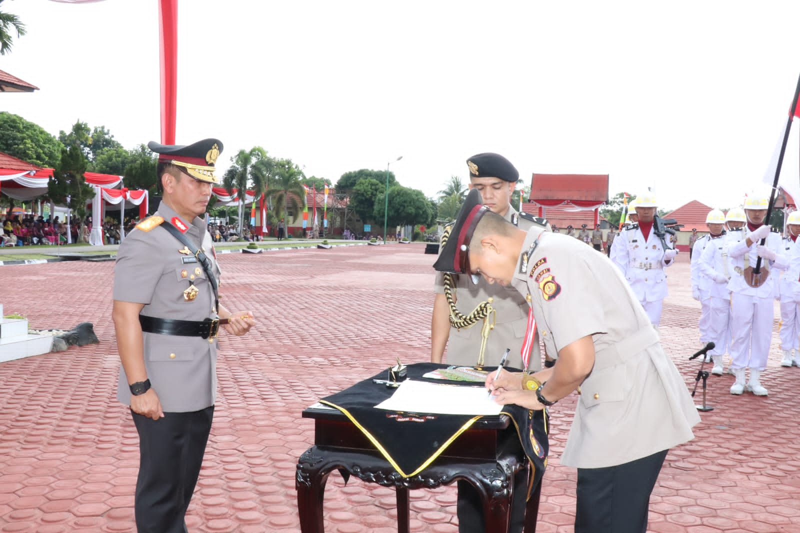 Bertempat Di Lapangan Upacara SPN Polda Jambi,Irjen Pol Rusdi Hartono Memimpin Upacara Penutupan  Pendidikan  Pembentukan Dan Pelantikan  Serta Pengambilan Sumpah Siswa Bintara Polri Gelombang II T.A. 2022