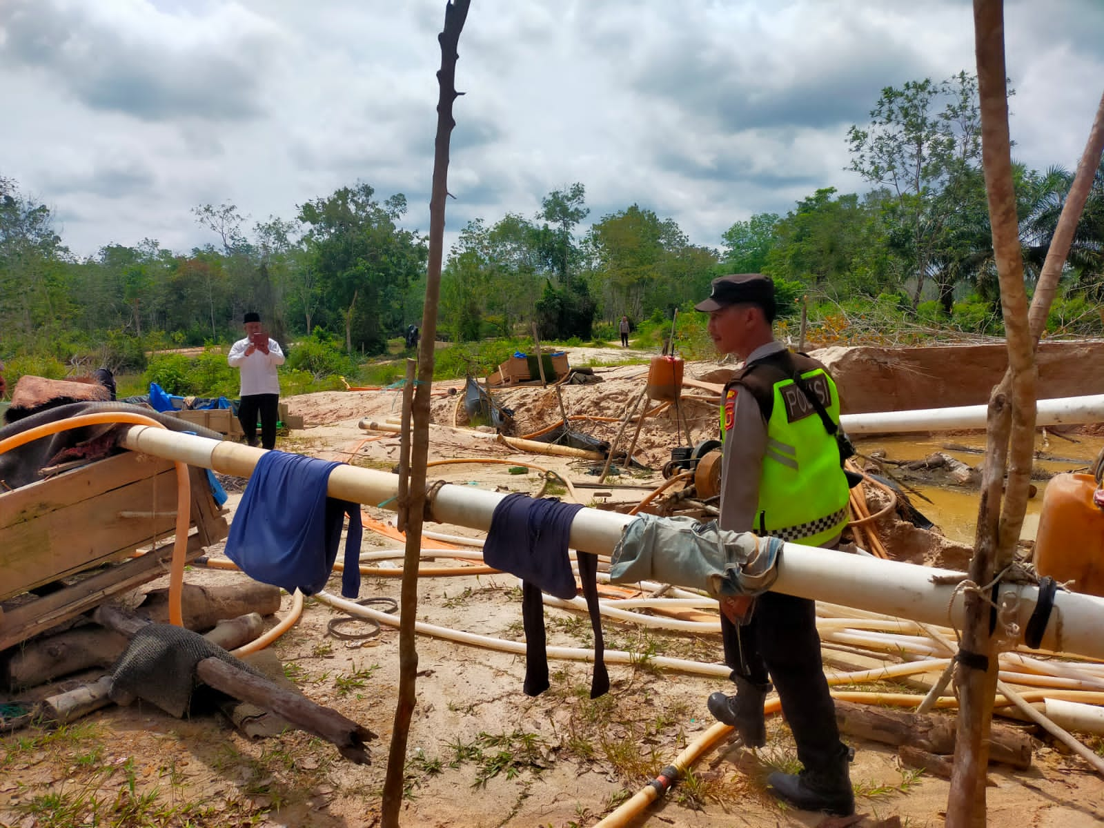 Kapolsek Rimbo Ulu Akp  Marigan E.Marbun Bersama Personil Polsek Rimbo Ulu Melakukan Penertiban Aktivitas PETI Di Desa Sumbersari Kec.Rimbo Ulu