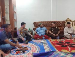 KAPOLRES GAYO LUES BERSAMA KAJARI :  JENGUK MANTAN WAKIL BUPATI KONDISINYA SEHAT BUGAR