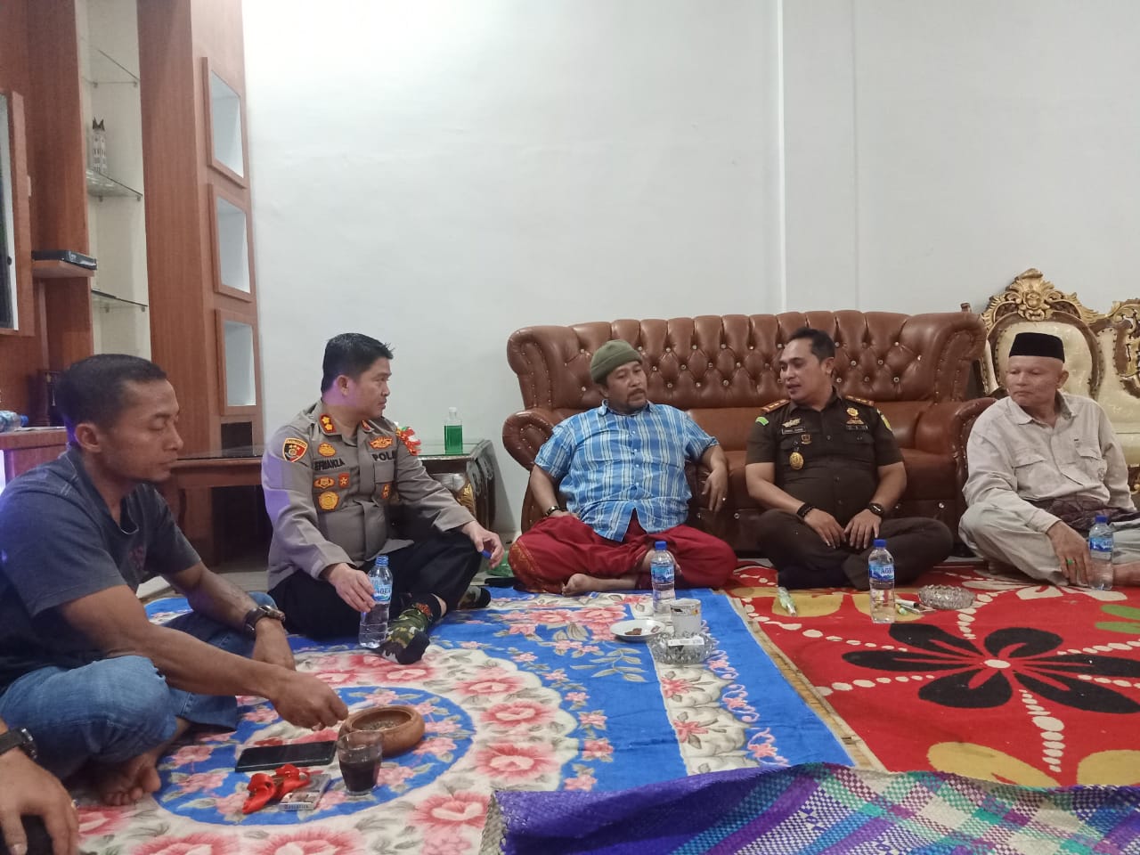 KAPOLRES GAYO LUES BERSAMA KAJARI :  JENGUK MANTAN WAKIL BUPATI KONDISINYA SEHAT BUGAR