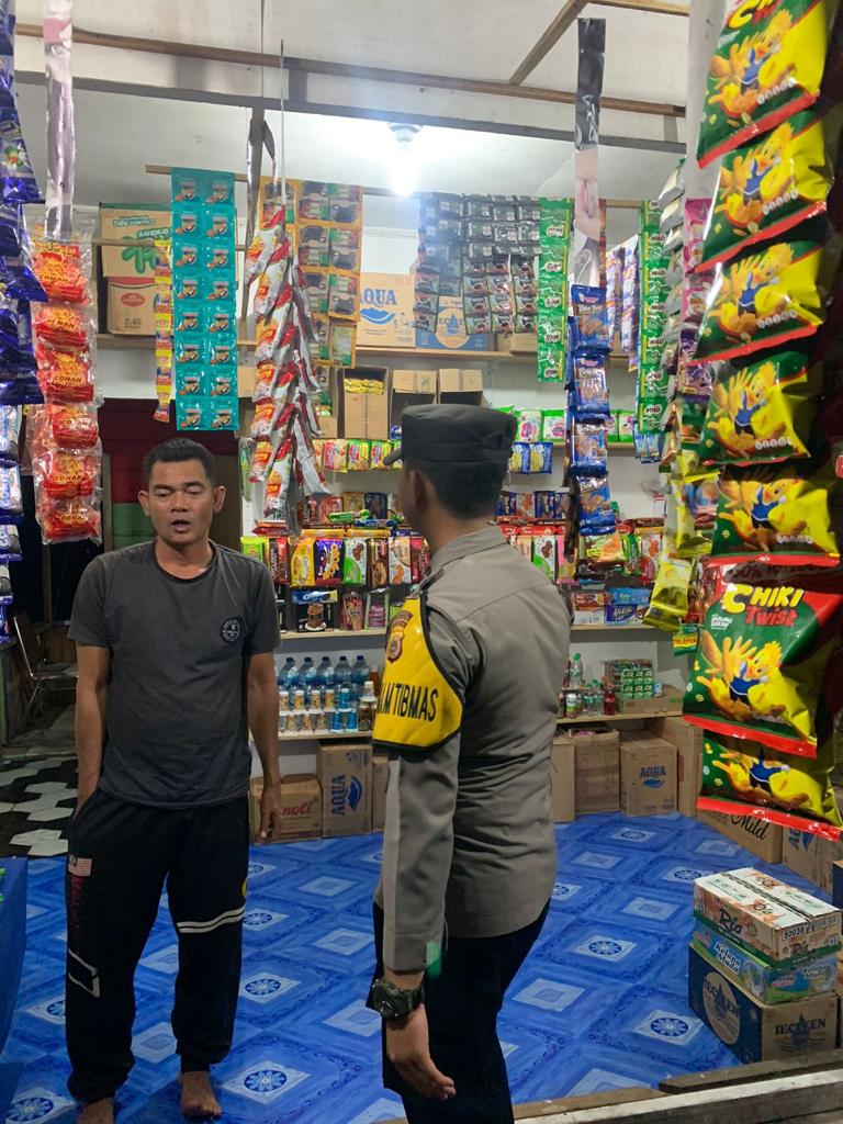 PASTIKAN STOK SEMBAKO AMAN MENJELANG NATARU:  PERSONEL POLSEK PANGA TURUN DAN CEK KEKEDAI SEMBAKO