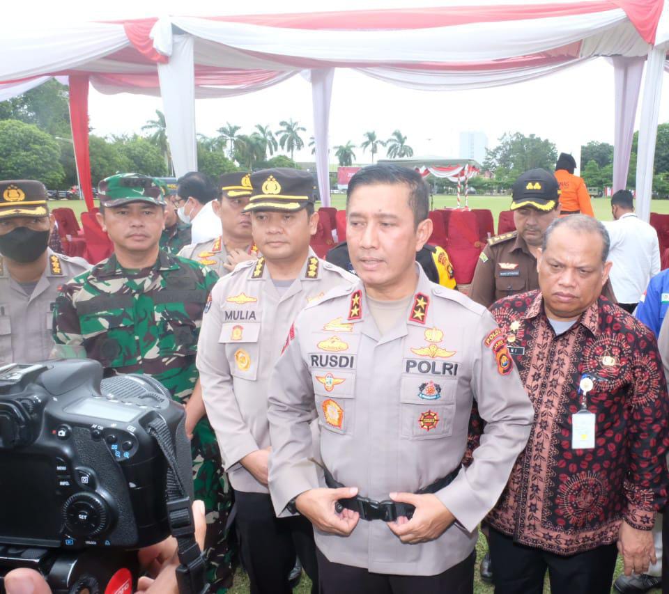 Bertempat Di Lapangan Kantor Gubernur Jambi,Kapolda jambi Irjen Pol Rusdi Hartono Memimpin Apel Gelar Pasukan Operasi Lilin 2022 Dalam Rangka Pengamanan Natal 2022 Dan Tahun Baru 2023