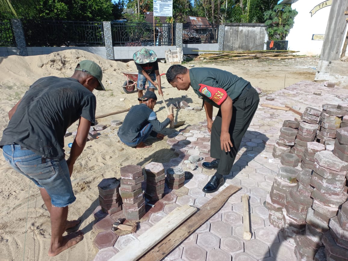 BABINSA SUSOH DAN WARGA :  GOTONG ROYONG PASANG BLOCK MUSHALLA