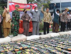 *Dandim 0601/Pandeglang, Saksikan Pemusnahan Ribuan Botol Miras*