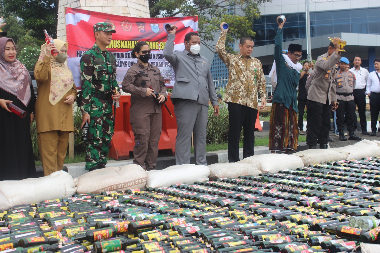 *Dandim 0601/Pandeglang, Saksikan Pemusnahan Ribuan Botol Miras*