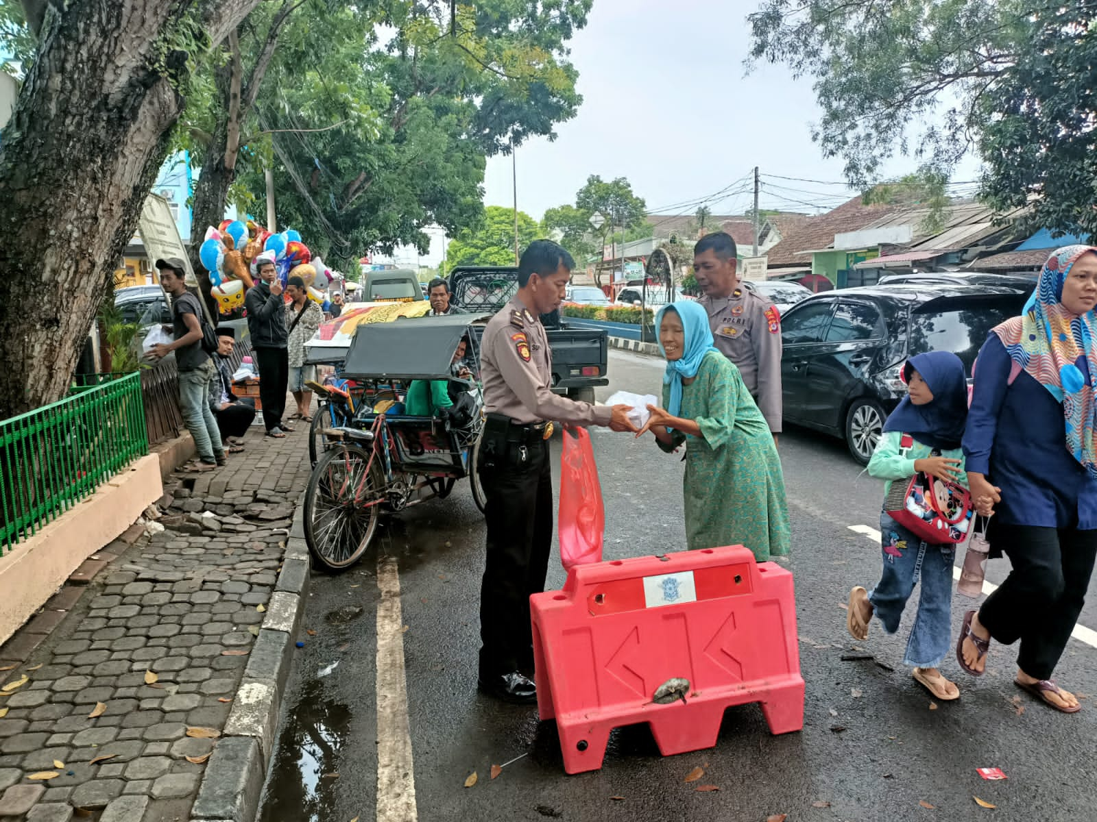 Ditpamobvit Polda Banten Peduli : Berbagi Pada Sesama Dihari Jum’at Penuh Berkah