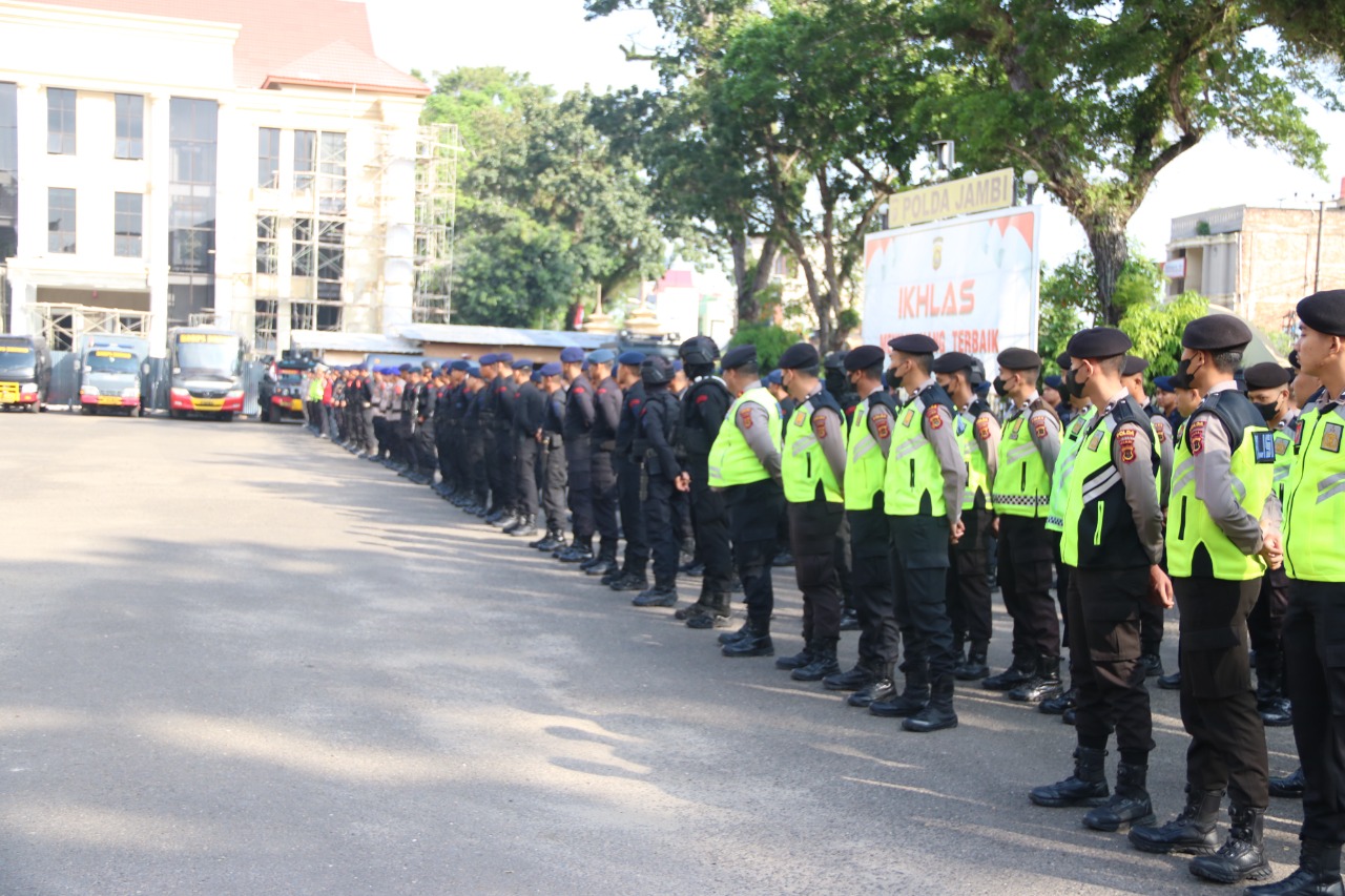 Beri Rasa Aman,Nyaman Dan Lancar Perayaan Malam Natal,Polda Jambi Gelar Apel Konsolidasi Dalam Rangka Pengamanan Malam Natal Operasi Lilin 2022 Di Lapangan Hitam Polda Jambi