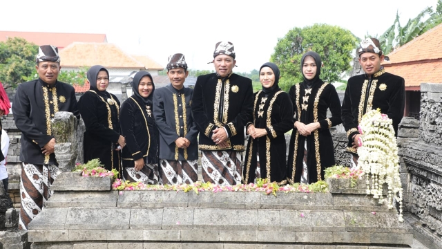 PAKAI BUSANA ADAT NAIKI KERETA KENCANA :  BUPATI DAN WABUP GELAR ZIARAH MAKAM LELUHUR