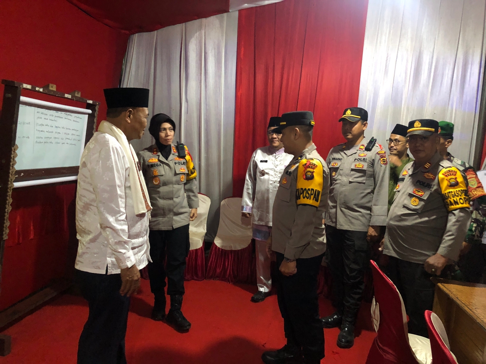 Pj.Bupati Tebo H.Aspan ST Didampingi Kapolres Tebo Akbp Fitria Mega M.Psi.Psi  Beserta Forkopimcam Tebo Ilir Mengunjungi Pospam I Di Desa Kemantan Kec.Tebo Ilir