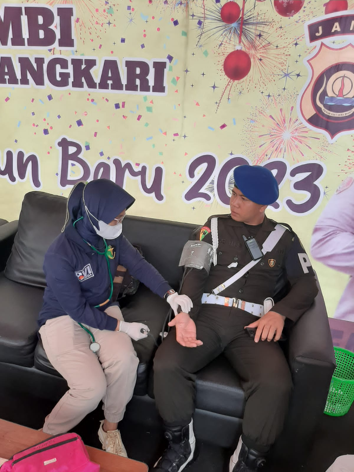 Personel Biddokkes Polda Jambi  Yang Tergabung Dalam Operasi Lilin  2022,Mengecek Kesehatan Personel Yang Bertugas Di Pengamanan Dan Pos Pelayanan Di Kota Jambi