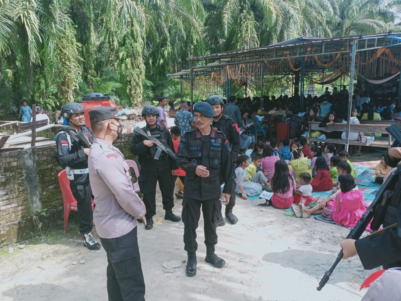 CIPTAKAN KAMTIBMAS KONDUSIF DIPUNCAK PERAYAAN NATAL :  BRIMOB KOMPI 2 BATALYON C PELOPOR LAKSANAKAN PATROLI KERUMAH IBADAH