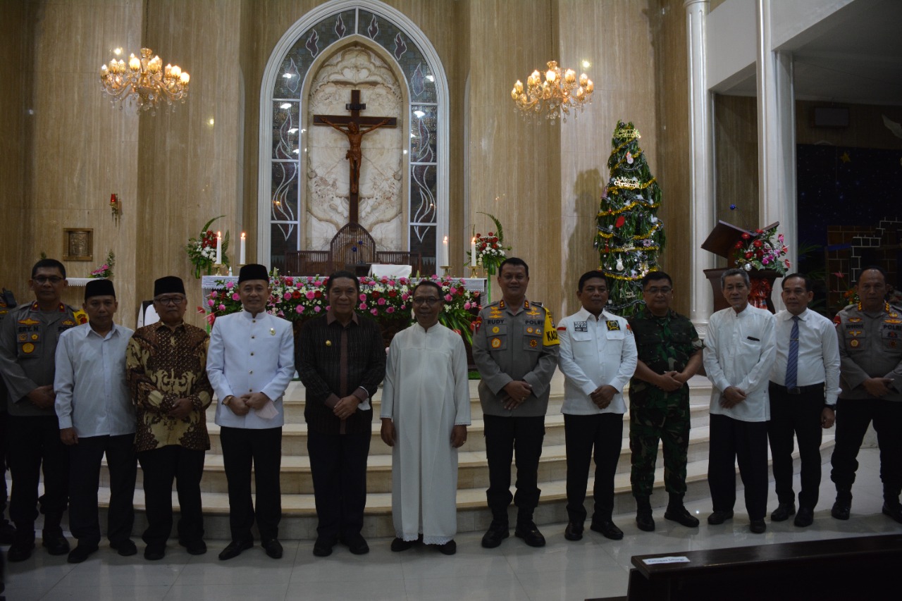 Tinjau Misa di Dua Gereja, Danrem 064/MY  Ucapkan Selamat Natal