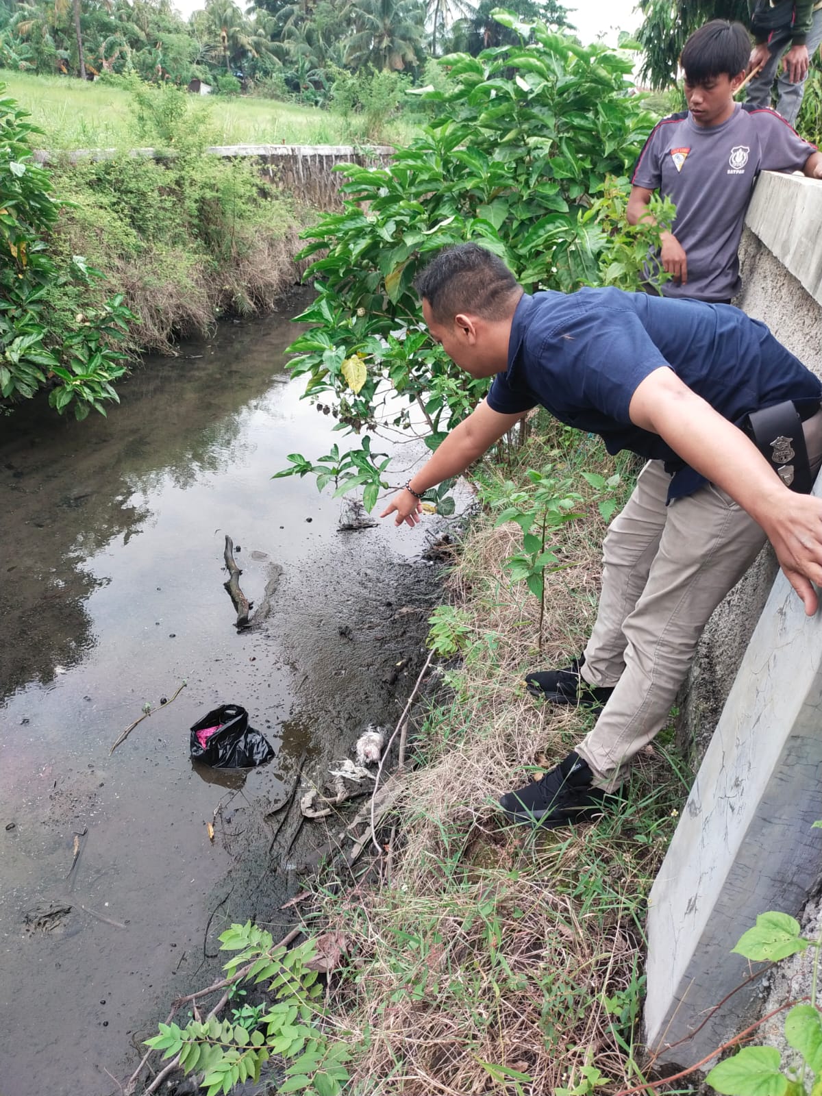 Personel Polsek Purwakarta Polres Cilegon Dengan Sigap Mendatangi TKP Penemuan Bayi