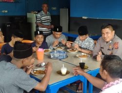 PERSONEL POLSEK KUALA BATEE :  BANGUN PARTISPASI SANTRI TERHADAP KAMTIBMAS DENGAN MAKAN BERSAMA