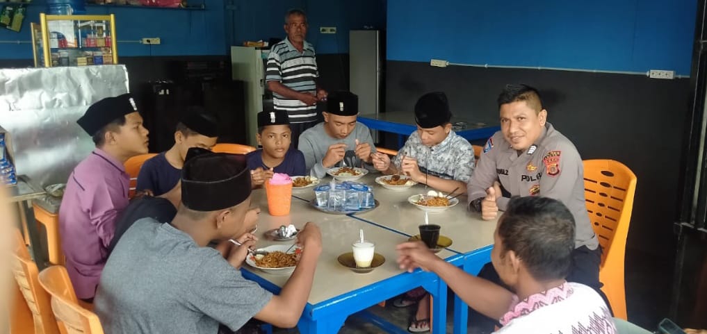 PERSONEL POLSEK KUALA BATEE :  BANGUN PARTISPASI SANTRI TERHADAP KAMTIBMAS DENGAN MAKAN BERSAMA