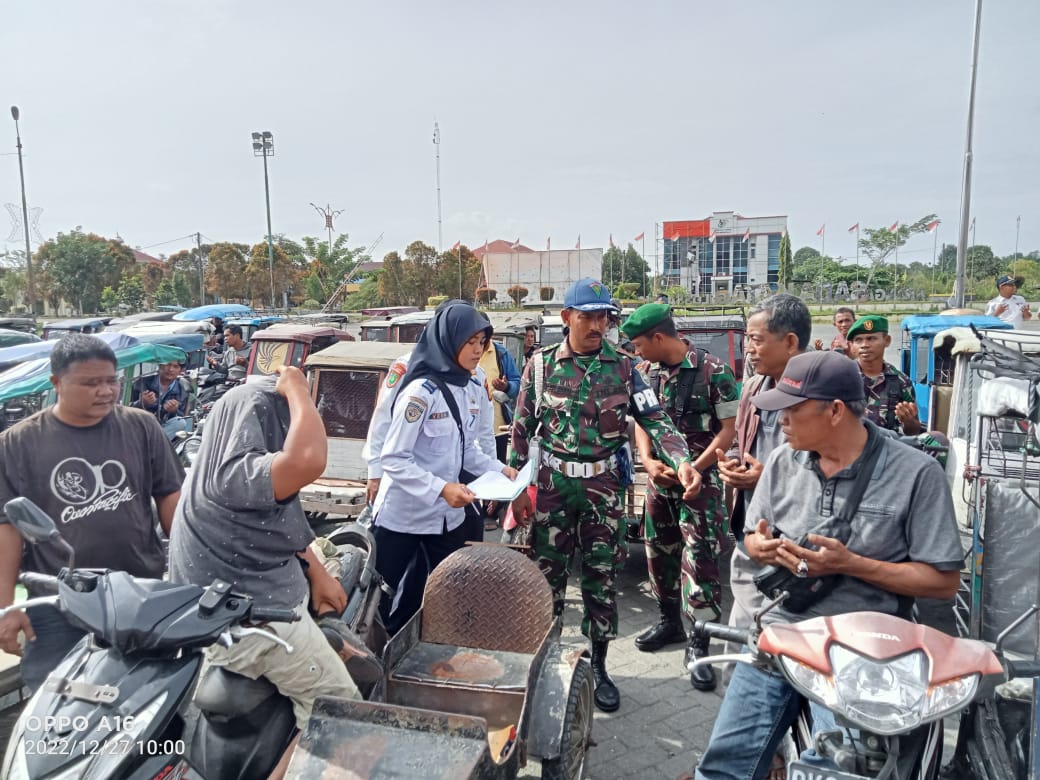 KENDALIKAN DAMPAK INFLASI :  WALIKOTA SUBULUSSALAM BERIKAN BANTUAN KEPADA ABANG BECAK PELAKU TRANSPORTASI UMUM