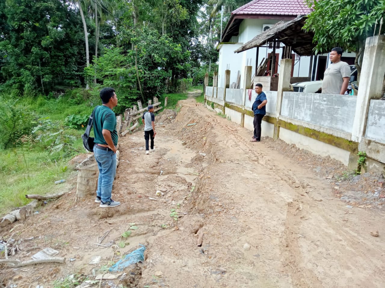 JALAN DESA KETAPANG DUA IDI TIMUR : RUSAK PARAH AMBRUK DAN LONGSOR PASCA DINORMALISASI