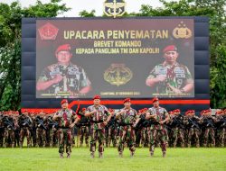 Kapolri Jenderal Listyo Sigit Prabowo Dan Panglima TNI  Laksamana Yudo Margono  Di Sematkan  Baret Merah Dan Brevet  Komando Dari PasukanElite Kopasus